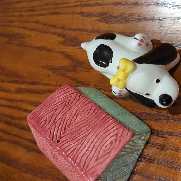 Ceramic dog on dog house salt and pepper shakers - Picture 2 of 5